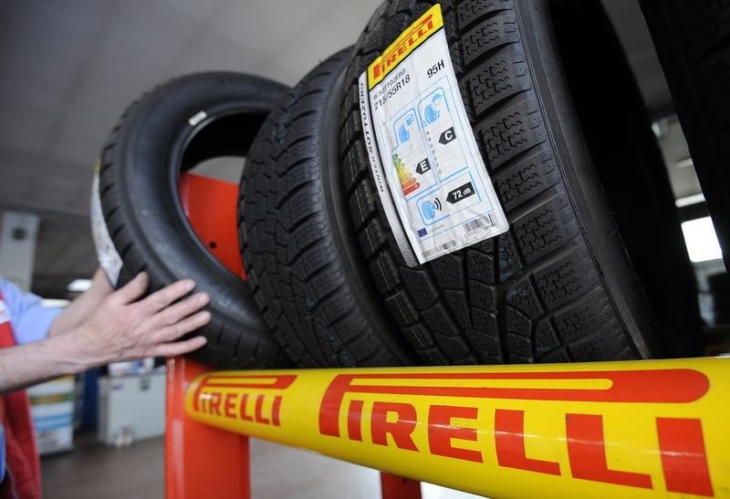 © Reuters. Pirelli tyres are pictured at a tyre specialist center in Turin
