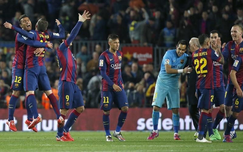 © Reuters. سواريز القاتل يمنح برشلونة الفوز 2-1 على ريال مدريد