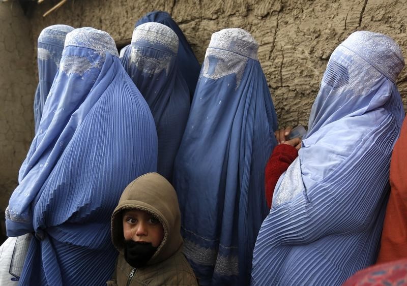 © Reuters. تقرير..نساء أفغانيات يحتجزن في مخيمات كالسجناء