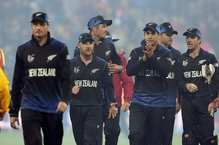 © Reuters. Martin Guptill leads New Zealand off after beating the West Indies in their Cricket World Cup quarterfinal match in Wellington