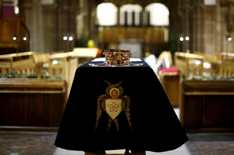 © Reuters. A crown sits on the coffin of King Richard III as it stands in Leicester Cathedral