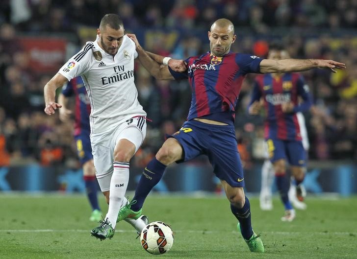 © Reuters. Mascherano alaba a un Barcelona "total" tras ganar un derbi "loco"