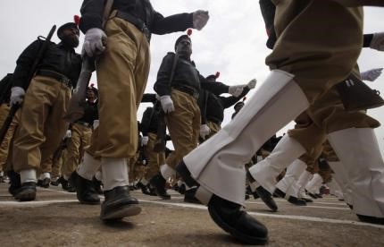 © Reuters. Cadets march during a passing out parade, upon the completion of their basic training at the Police Training College, on the outskirts of Karachi