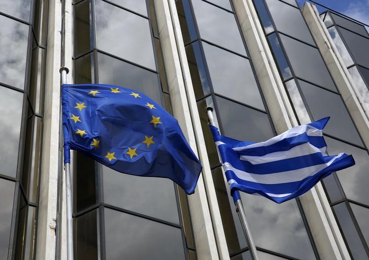 © Reuters. EU and Greek flags are seen outside Greece's Foreign Ministry  in Athens