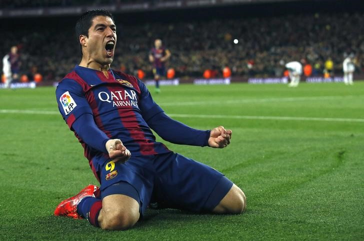 © Reuters. Luis Suárez comemorando gol durante partida contra o Real Madrid, em Barcelona 
