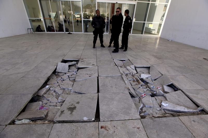 © Reuters. رئيس وزراء تونس يقيل ستة من القيادات الأمنية بعد هجوم المتحف