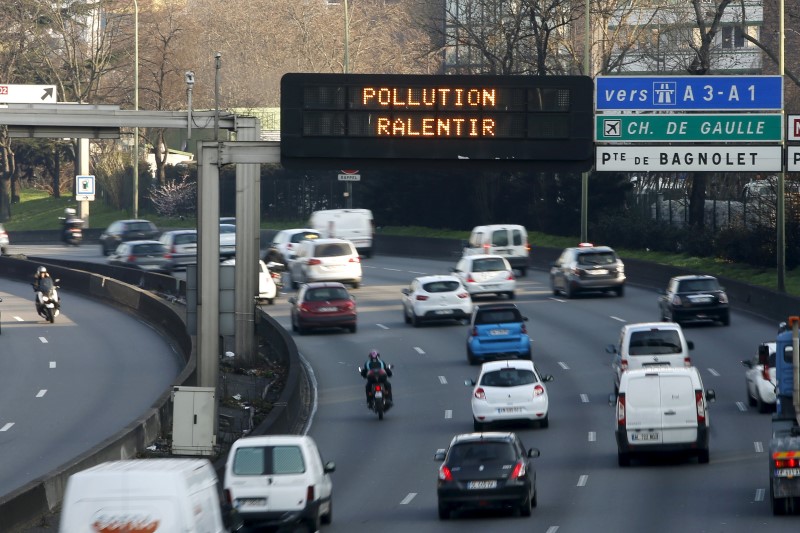 © Reuters. PAS DE RECONDUCTION DE LA CIRCULATION ALTERNÉE MARDI À PARIS