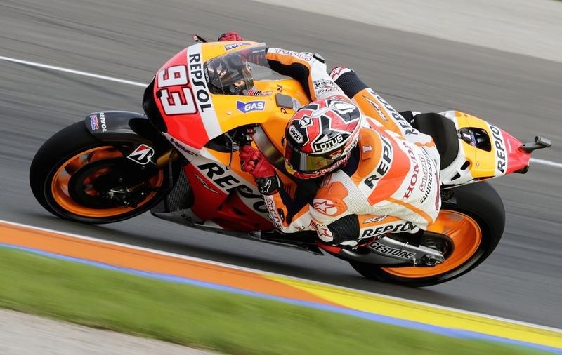 © Reuters. Honda MotoGP rider Marquez of Spain races during the third free practice session ahead of the Valencia Motorcycle Grand Prix at the Ricardo Tormo racetrack in Cheste