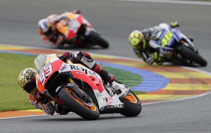 © Reuters. Spanish World Champion Honda MotoGP rider Marquez races to win the Valencia Motorcycle Grand Prix