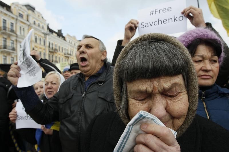 © Reuters. Maria Savchenko takes part in rally demanding her daughter's liberation by Russia in Kiev