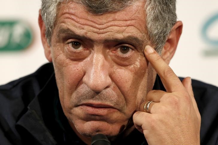 © Reuters. Portugal's new head coach Fernando Santos attends a news conference at the Stade de France stadium in Saint-Denis, near Paris