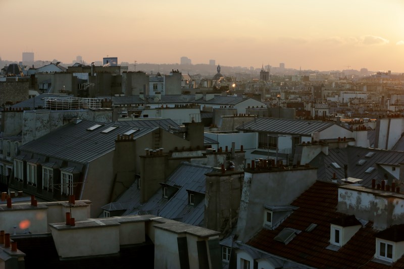 © Reuters. L'ENCADREMENT DES LOYERS SERA EFFECTIF D'ICI LE 1ER JUILLET À PARIS