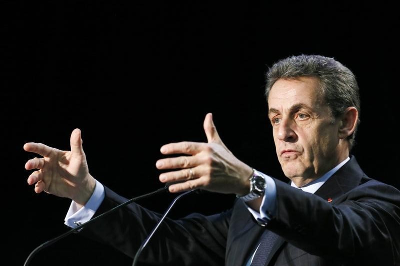 © Reuters. Nicolas Sarkozy, former French president and current UMP conservative political party head, attends a political rally as he campaigns for French departmental elections in Palaiseau