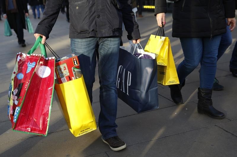 © Reuters. Shoppers carry bags along Oxford street during the final weekend of shopping before Christmas in London