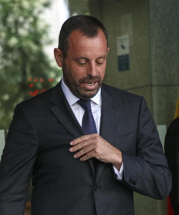 © Reuters. Ex-presidente do Barcelona Sandro Rosell deixa tribunal de Madri