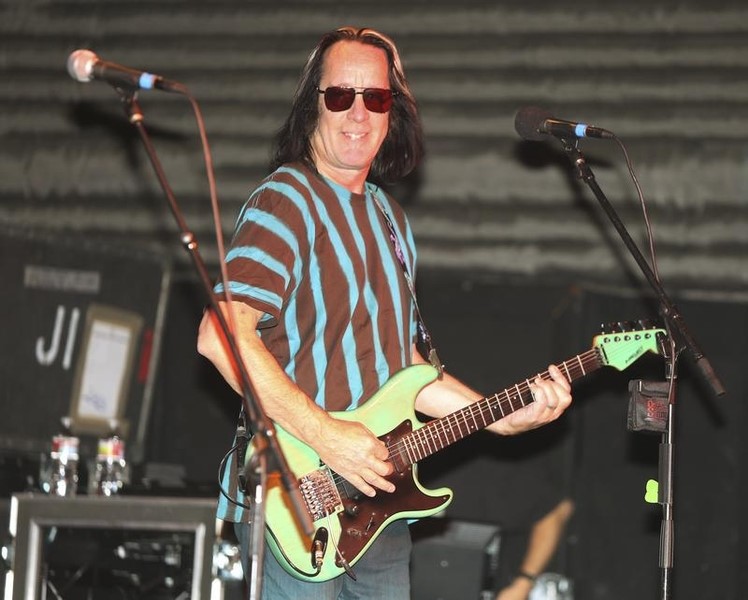 © Reuters. Rundgren performs with Ringo Starr and his All-Starr Band during a media event promoting the band's upcoming tour of South America, at a rehearsal hall in Hollywood