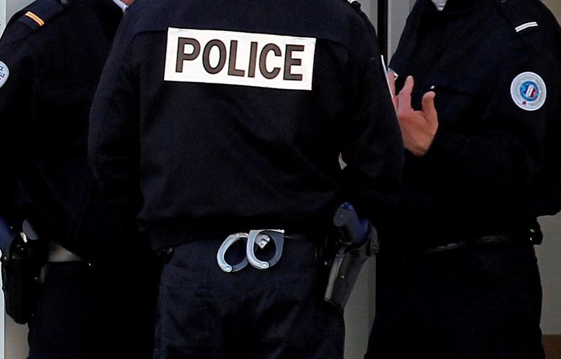 © Reuters. ARRESTATION DE QUATRE POLICIERS DE LA BAC DE STAINS POUR EXTORSION DE FONDS