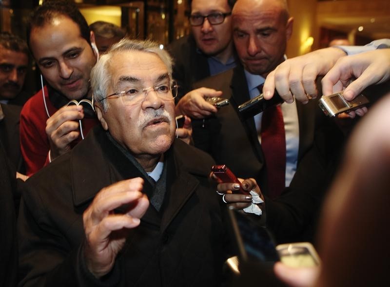 © Reuters. Saudi Arabian Oil Minister al-Naimi talks to journalists as he arrives at his hotel ahead of an OPEC meeting in Vienna