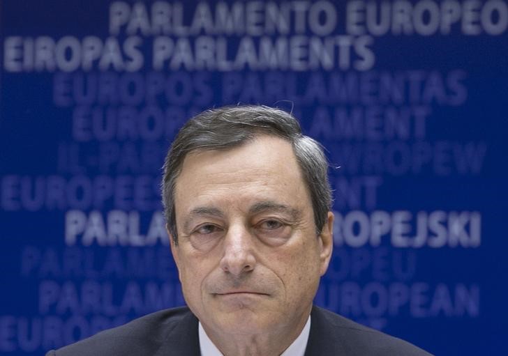 © Reuters. ECB President Draghi arrives at a meeting of the European Parliament's Economic and Monetary Affairs Committee in Brussels 