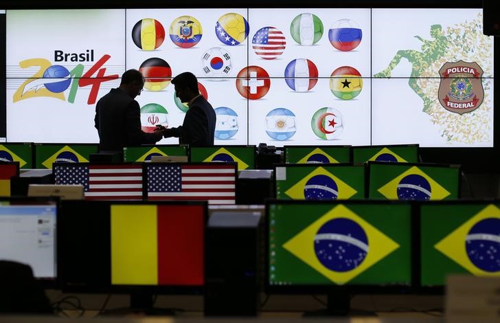 © Reuters. Policiais conversam no Centro de Cooperação Policial Internacional, da PF, em Brasília