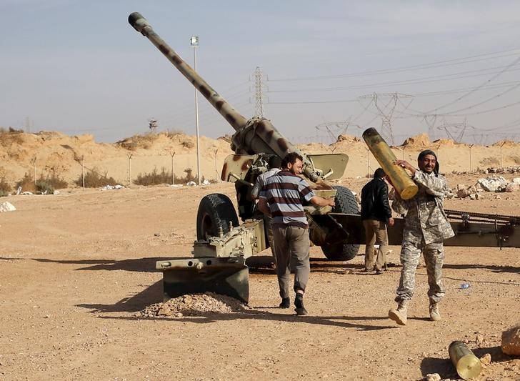 © Reuters. Combatentes do Amanhecer Líbio preparam canhão de artilharia  perto de Sirte, na Líbia