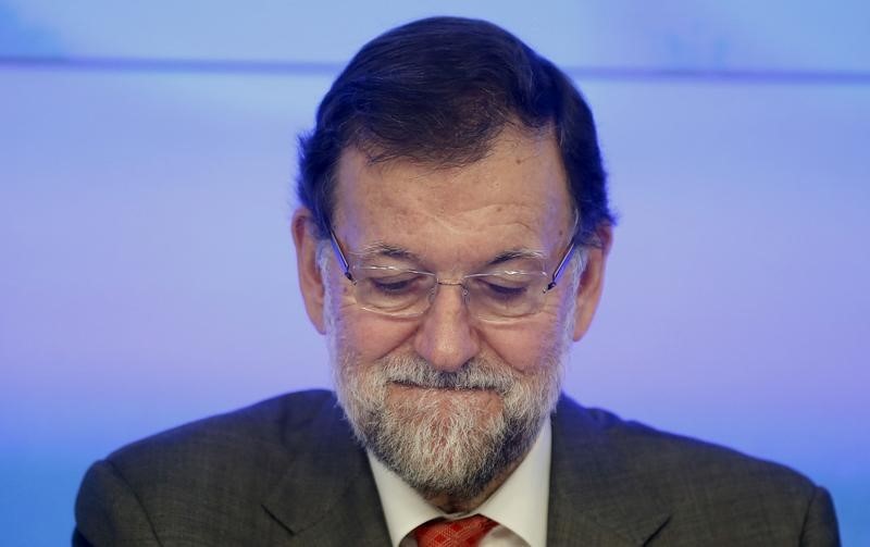 © Reuters. Spain's Prime Minister Mariano Rajoy reacts at the beginning of a People's Party (PP) executive committee meeting at the party headquarters in Madrid