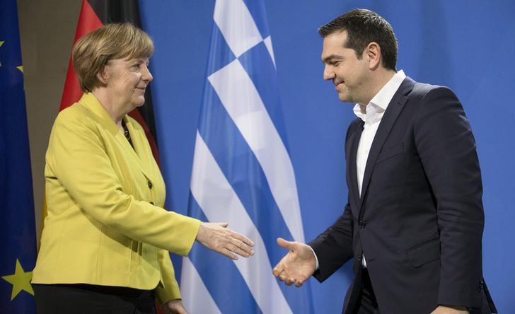 © Reuters. A chanceler alemã, Angela Merkel, e o primeiro-ministro da Grécia, Alexis Tsipras, se preparam um aperto de mãos após entrevista coletiva em Berlim 