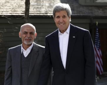 © Reuters. U.S. Secretary of State Kerry and Afghanistan President Ghani talk to reporters before their diplomatic meetings at Camp David