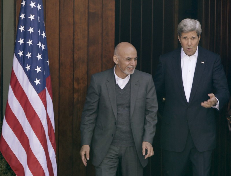 © Reuters. U.S. Secretary of State Kerry and Afghanistan President Ghani approach reporters before their diplomatic meetings at Camp David Maryland