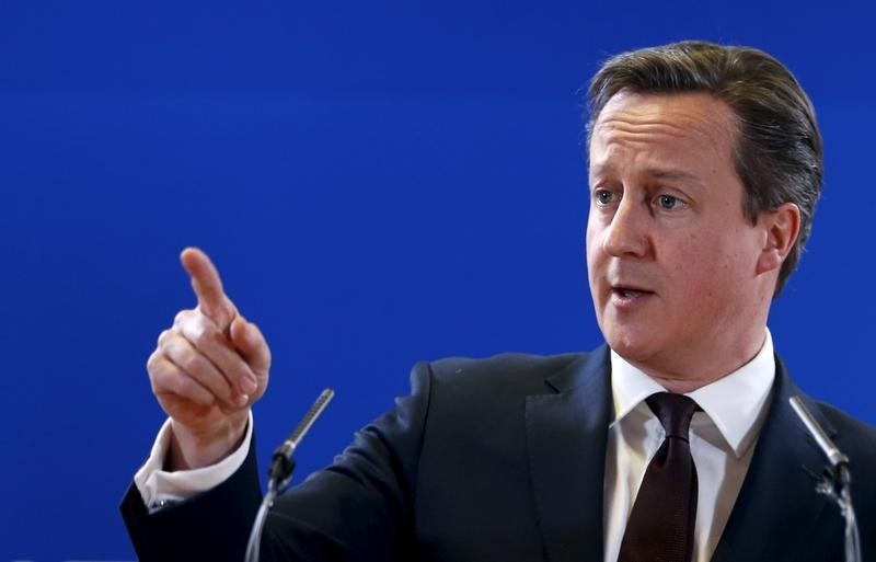 © Reuters. Premiê britânico David Cameron concede entrevista em Bruxelas