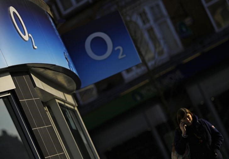 © Reuters. A woman speaks on her mobile telephone outside an O2 shop in Loughborough