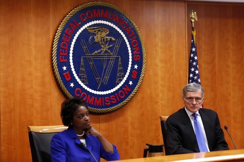 © Reuters. Federal Communications Commission (FCC) Chairman Tom Wheeler and commissioner Mignon Clyburn attend a FCC Net Neutrality hearing