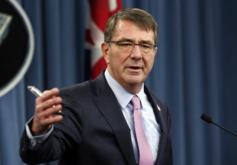 © Reuters. Defense Secretary Ash Carter and British Defense Secretary Michael Fallon hold a joint news conference in Washington