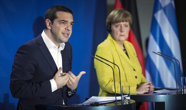 © Reuters. Primeiro-ministro grego, Alexis Tsipras, e chanceler alemã, Angela Merkel, concedem entrevista coletiva após reunião em Berlim
