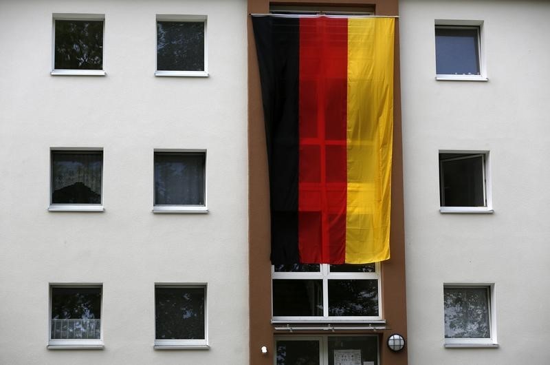 © Reuters. A German national flag is seen at balcony of house in Dortmund