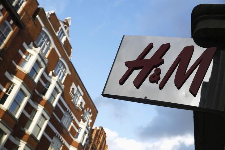 © Reuters. The logo for an H&M (Hennes & Mauritz) store is pictured in London