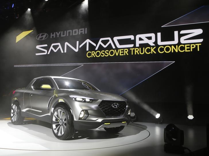 © Reuters. The Hyundai Santa Cruz crossover concept truck is displayed during the first press preview day of the North American International Auto Show in Detroit