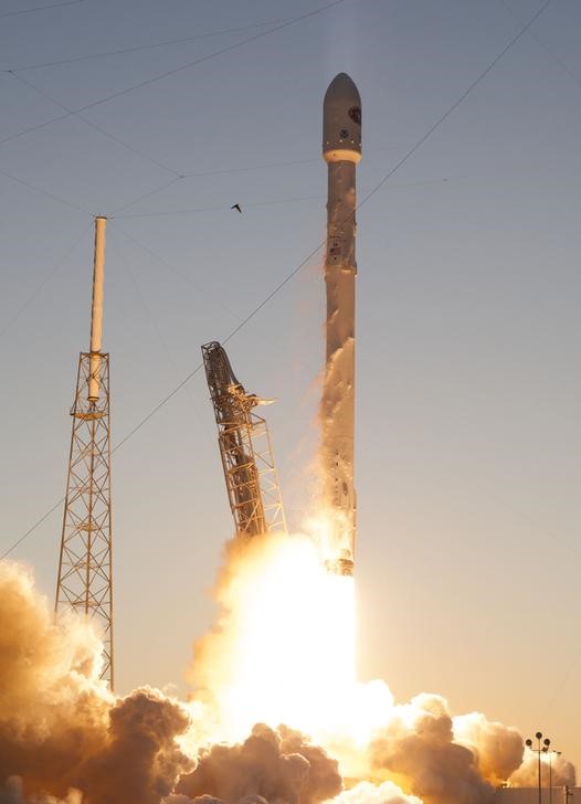 © Reuters. سلاح الجو الامريكي يسمح في يونيو لشركة سبيس إكس الخاصة باطلاق أقمار صناعية