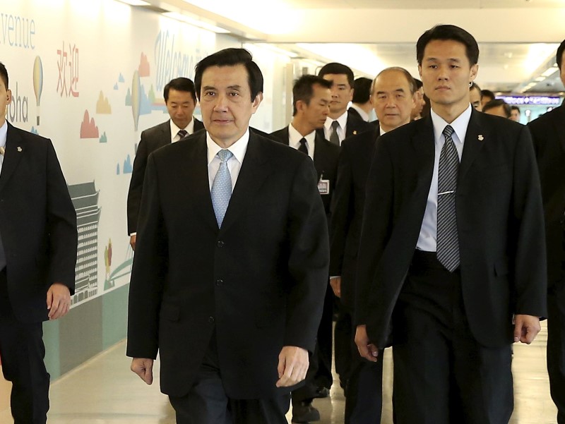 © Reuters. Taiwan's President Ma Ying-jeou walks before boarding a plane to Singapore at Taoyuan airport, northern Taiwan 