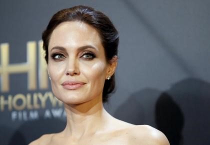 © Reuters. Angelina Jolie se extirpa los ovarios para evitar riesgo de cáncer