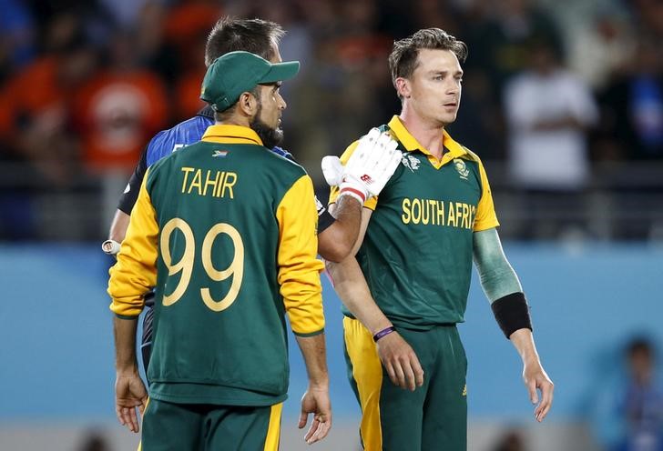 © Reuters. New Zealand's Grant Elliot (back L) consoles South Africa's bowler Dale Steyn (R) after New Zealand won their Cricket World Cup semi-final match in Auckland