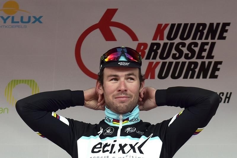 © Reuters. Etixx-Quick-Step rider Mark Cavendish of Britain celebrates on the podium after winning the Kuurne-Brussels-Kuurne cycling race