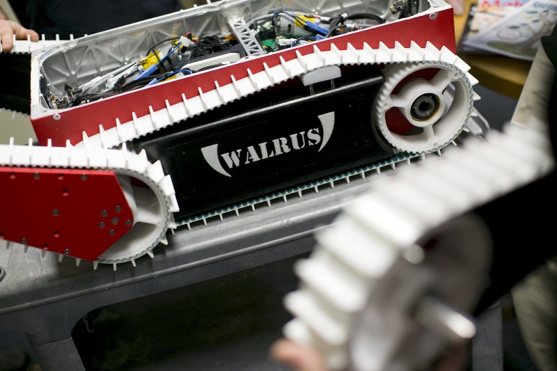 © Reuters. Undergraduate seniors in Prof. Michael Gennert's lab describe their amphibious robot "Walrus" at Worcester Polytechnic Institute in Worcester