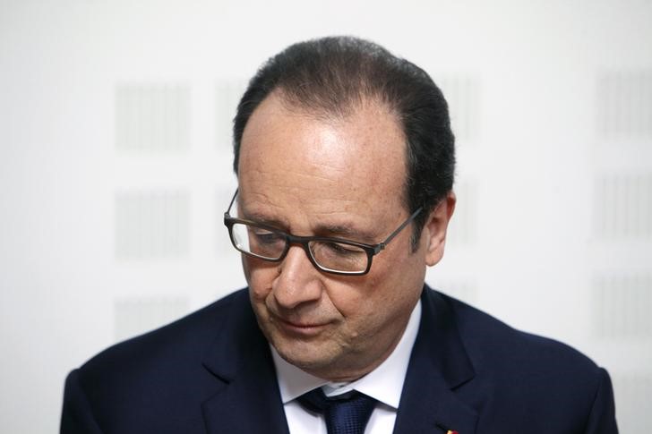 © Reuters. الرئيس الفرنسي يعتقد أنه لا يوجد ناجون في تحطم الطائرة