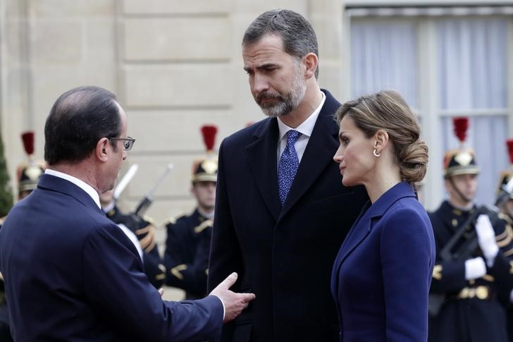 © Reuters. Presidente da França, François Hollande, recebendo o Rei de Espanha, Felipe VI, e a Rainha, Letizia, em Paris