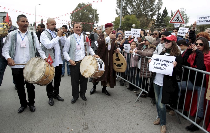 © Reuters. Músicos tradicionais da Tunísia em frente ao Mudeu do Bardo durante reabertura simbólica 