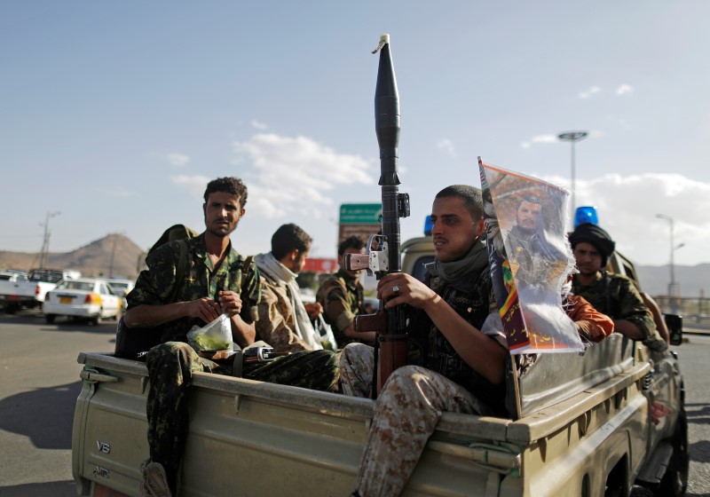 © Reuters. الحوثييون يدخلون مدينة قريبة من مضيق باب المندب