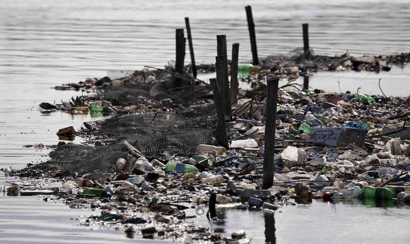 © Reuters. Rubbish covers the banks of Cunha channel, which flows into Guanabara Bay, in Rio de Janeiro