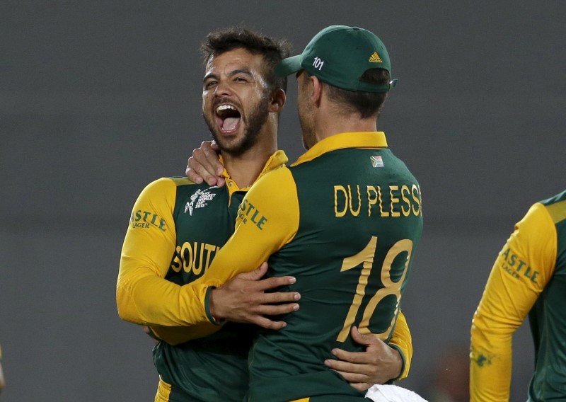 © Reuters. South Africa's JP Duminy and Faf du Plessis celebrate the dismissal of New Zealand's Ross Taylor during their Cricket World Cup semi final match in Auckland