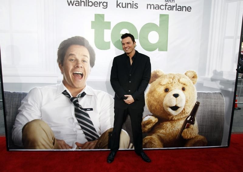 © Reuters. MacFarlane poses at the premiere of "Ted" at the Grauman's Chinese theatre in Hollywood